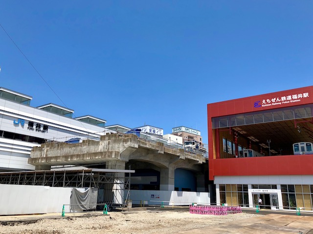 えちぜん鉄道福井駅と北陸新幹線高架