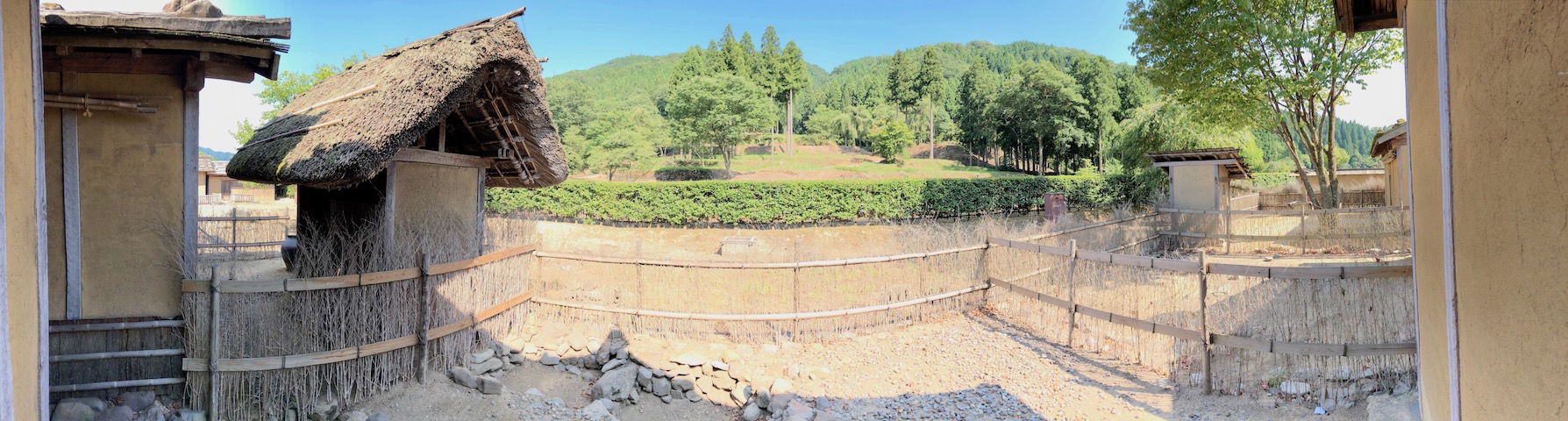 ichijodani-20 一乗谷朝倉氏遺跡の復原町並の町家の裏庭